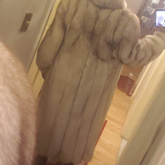 Blue Fox fur coat in good condition - Picture 2 of 15